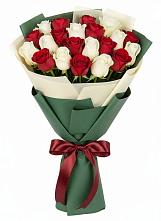Букет Микс из красных и белых роз в Мирный Самарская область