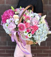 Композиция солнечный день в Мирный Самарская область Цветочная композиция из Розы, Хризантемы, Пионы и Лизиантусы в корзине в Мирный Самарская область