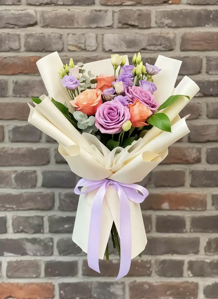 Букет цветов из: Лизиантусы и Розы в Мирный Самарская область