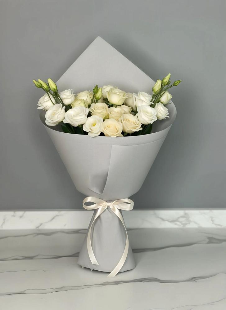 Букет цветов из: Розы и Лизиантусы в Мирный Самарская область