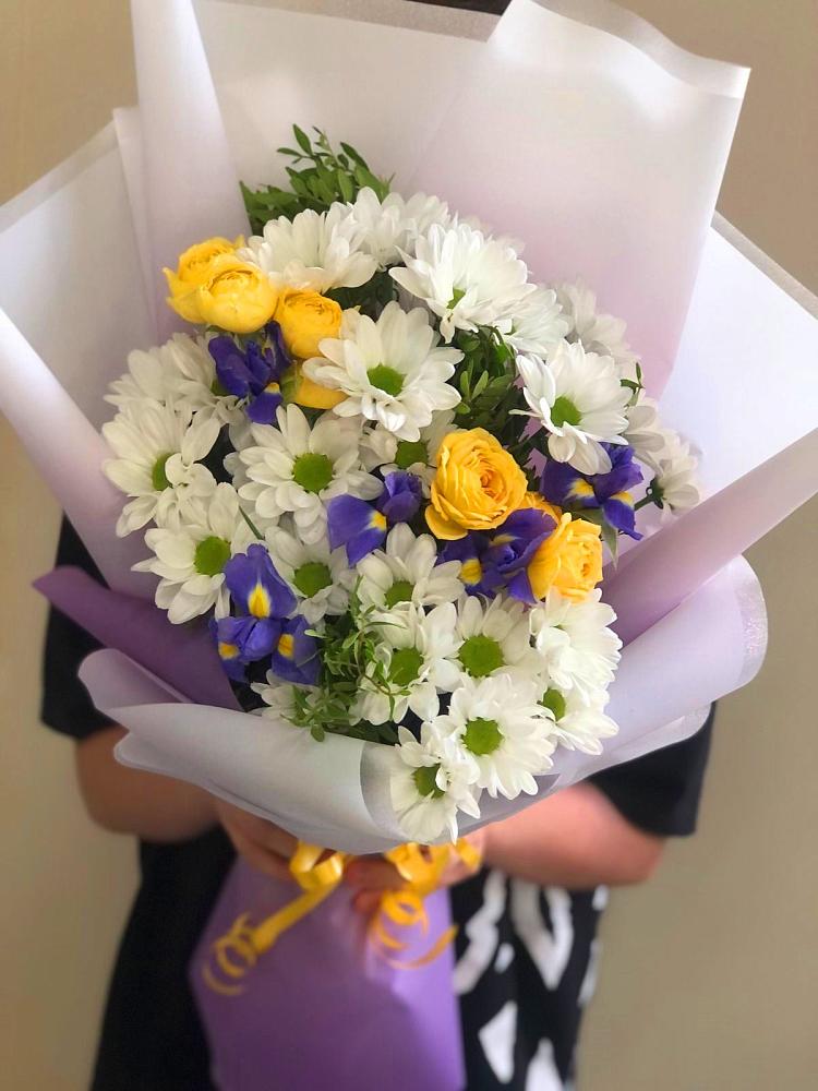 Букет цветов из: Ирисы, Хризантемы и Розы в Мирный Самарская область