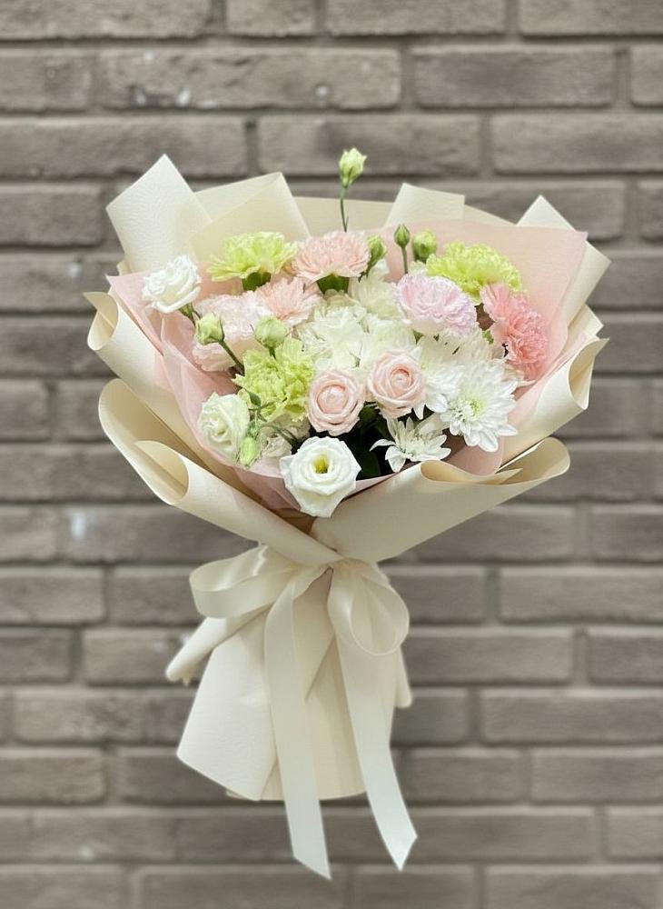 Букет цветов из: Гвоздики, Розы, Лизиантусы и Хризантемы в Мирный Самарская область