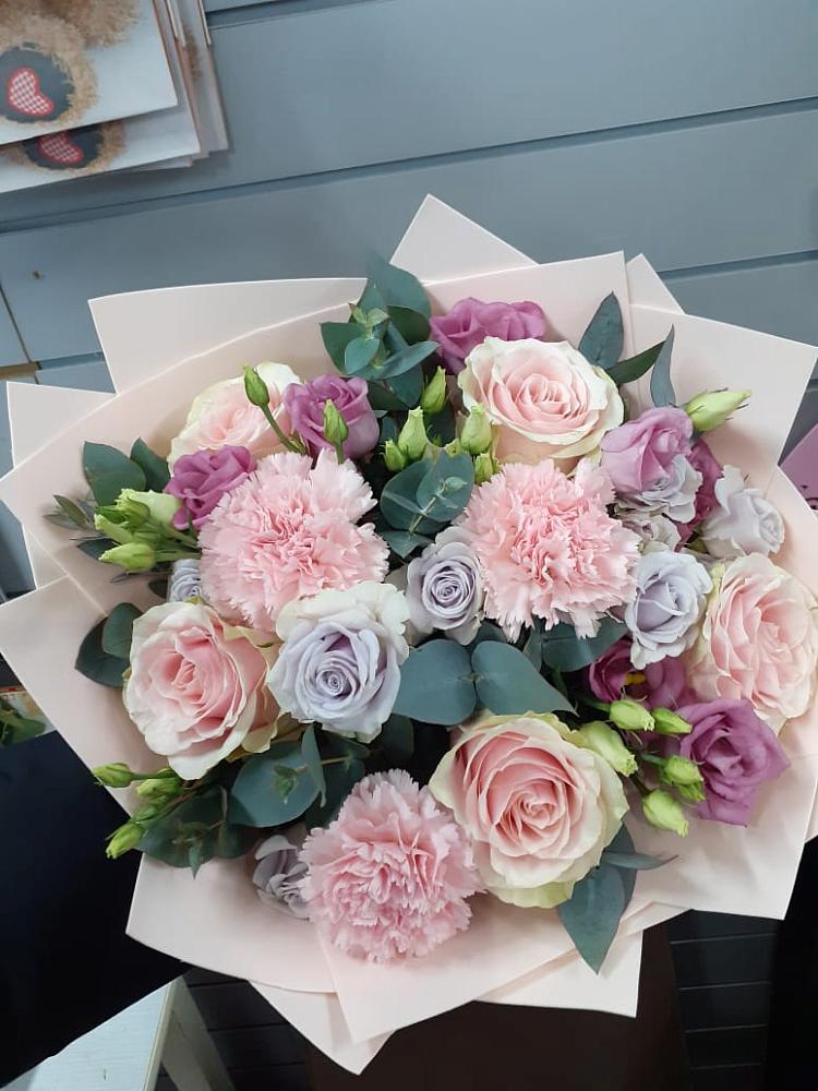 Букет цветов из: Розы, Гвоздики и Лизиантусы в Мирный Самарская область