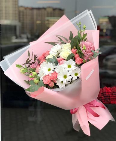 Букет цветов из: Розы, Лизиантусы и Хризантемы в Мирный Самарская область