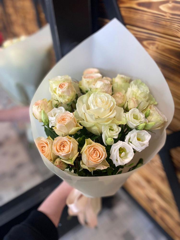 Букет цветов из: Розы и Лизиантусы в Мирный Самарская область